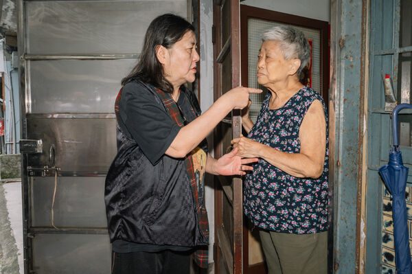 独居奶奶认出「上次送年菜的她」秒落泪! 邱瓈宽号召隋棠、洪晓蕾中秋送暖 4 ▲「寬姐」邱瓈寬與隋棠、洪曉蕾、吳寶春探訪弱勢長輩。(圖/老人關懷福利協會提供)