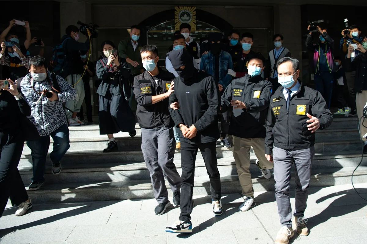 2021年11月27日，澳門司警拘捕周焯華等共11人。（新華社）