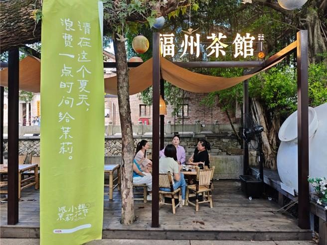 好一朵茉莉花閩都消費新業態。圖為遊客在福州茶館·茉裡杭間門店品茶。（新華社）