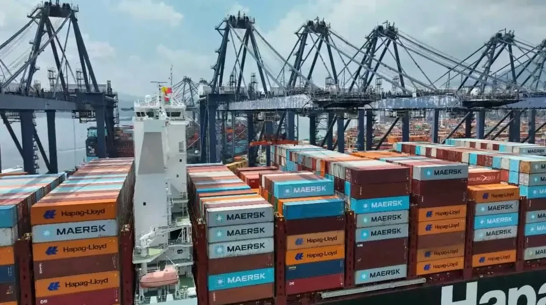 10月2日，雙子星聯盟AE1歐洲航線新漢堡快航輪（HAMBURG EXPRESS）完成28684標箱裝卸作業。（微信公眾號@深圳發佈）