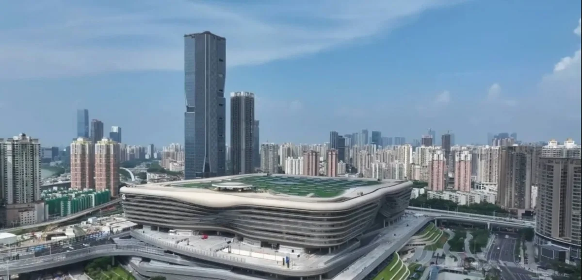 新皇崗口岸工程進入最後衝刺，聯檢大樓內部畫面曝光，顯示內部裝修已大致完成。