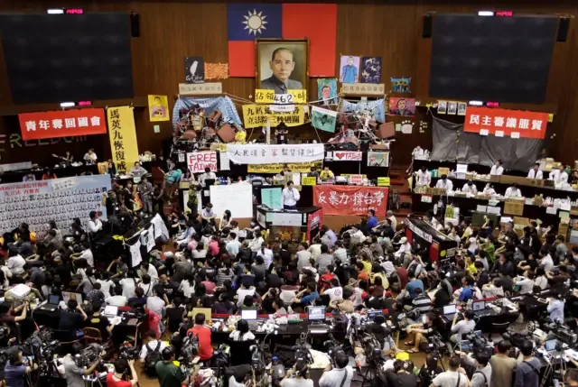 2014年4月5日，台湾台北，示威者在台湾立法院内举行“公民议会”，抗议备受争议的两岸服务贸易协议。数百名示威者自3月18日起占领立法院。