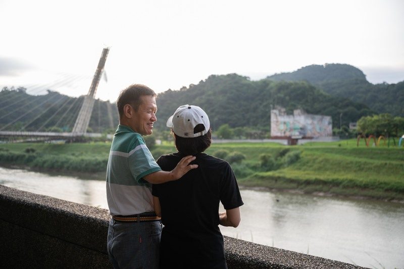 沙利窦迈药害60年 台湾3位「沙儿」的生命故事 26 王挺傑與妻子謝美娟由專科時就因合唱團結緣,遇到路人對王挺傑的手行注目禮時,謝美娟說她會「看回去」,反而是王挺傑要她別在意。(攝影/謝佩穎)