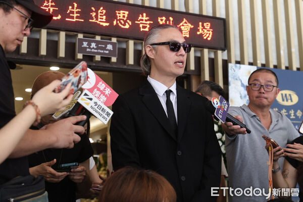 庞祥麟遗孀「缺席告别式」儿哽咽揭背后原因 最后遗言藏大颗洋葱 2 ▲龐祥麟告別式,兒子龐雲徽。(圖/記者林敬旻攝)
