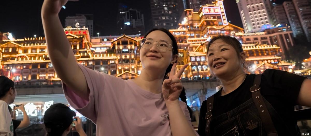 看了中国农村养老困境报道 德国网民提议捐助老妇 1 游客在重庆夜景下自拍