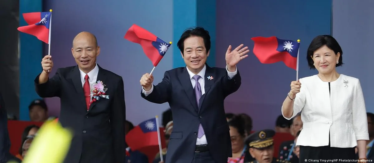 赖清德双十讲话:强化自我防卫不等于放弃对话 1 韩国瑜、赖清德、台湾第一夫人吴玫如向人群挥手致意。