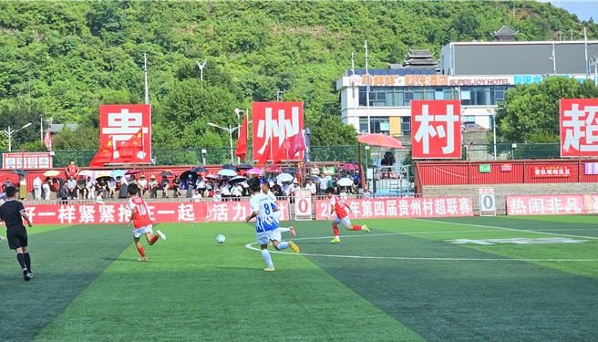 貴州「村超」從2023年爆紅後，在綠茵草皮上的奔跑為當地帶來千億元商機。（吳泓勳攝）