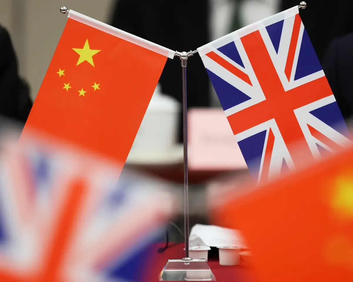 会议桌上的中国和英国国旗