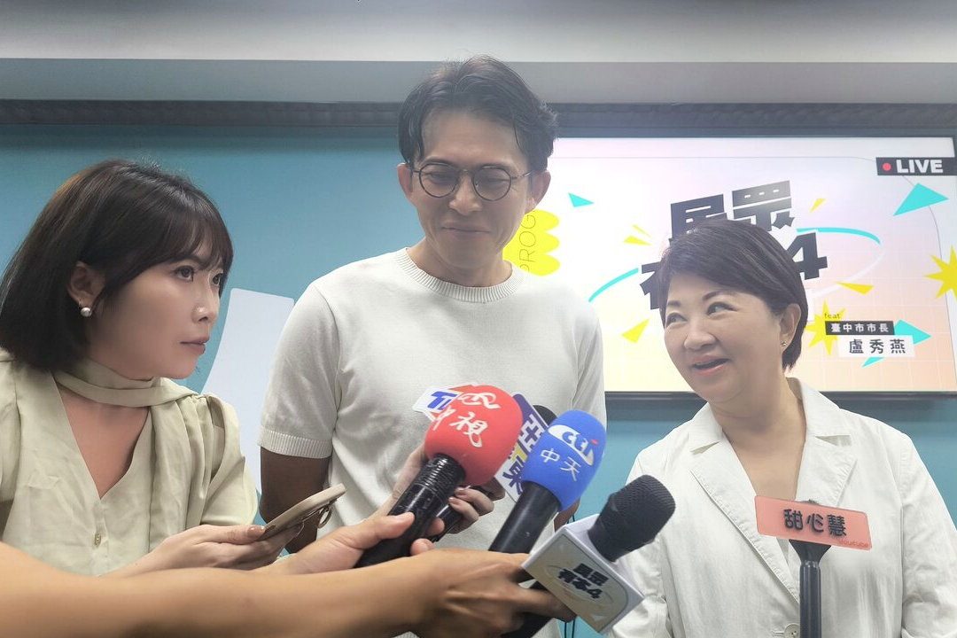 黄国昌（中）和卢秀燕（右）在节目开始前接受媒体采访