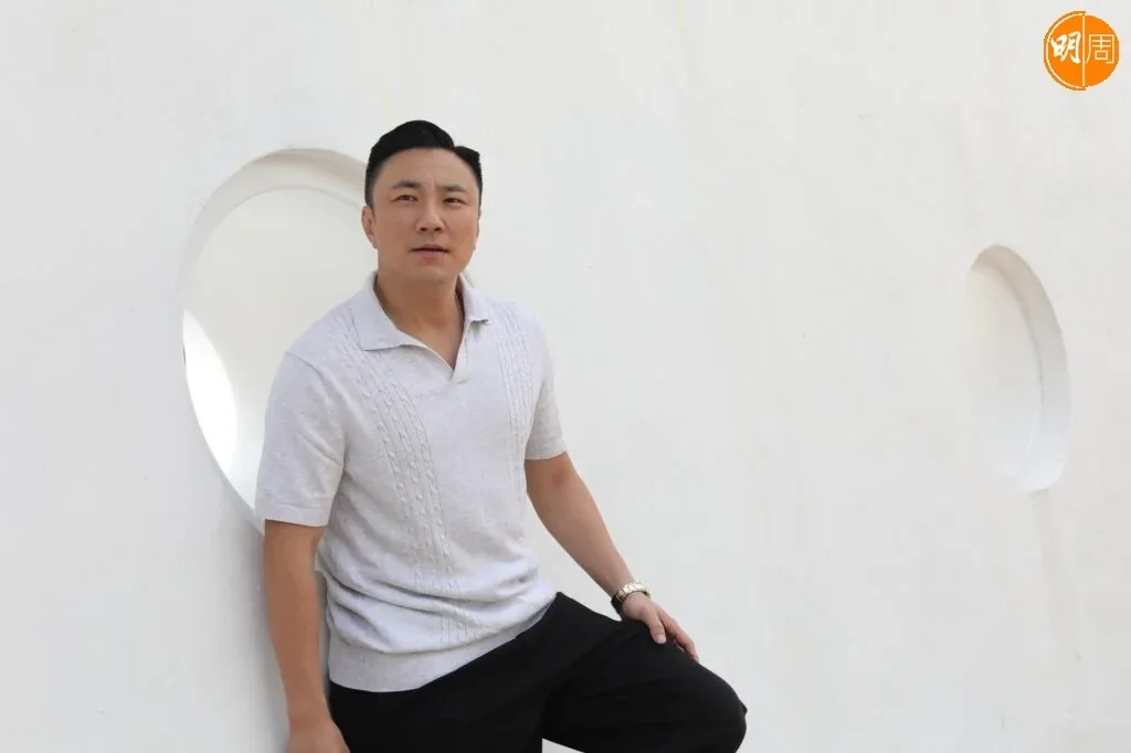 崔建邦重返新城电台主持《大风吹》 当年因迟到被辞退 6 624dad54054ccac8c004eba799fe97393f6eb91adea7c9052c985500e2920661 article