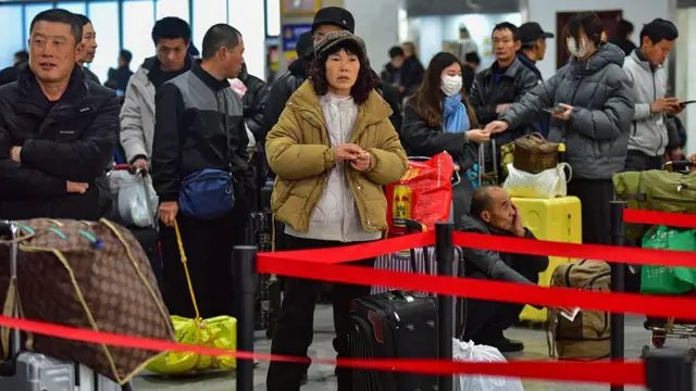 2026年随着春运开始，富阳火车站站满了拖着行李的旅客。