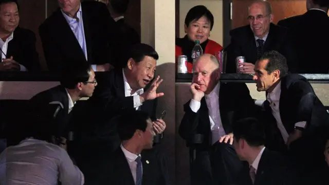习近平（左二）、加州州长布朗（Jerry Brown，右二）、洛杉矶市长维拉莱戈萨（Antonio Villaraigosa，右）及梦工厂动画行政总裁卡森伯格（Jeffrey Katzenberg，后排左）在洛杉矶Staples Center出席洛杉矶湖人队与凤凰城太阳队的NBA篮球赛（17/2/2012）