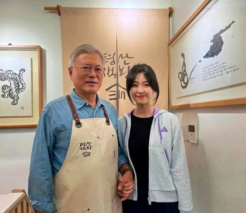 社交網站流傳尋找失蹤中國籍25歲女子（右）的帖文，旁邊為南韓前總統文在寅。（取材自X平台）