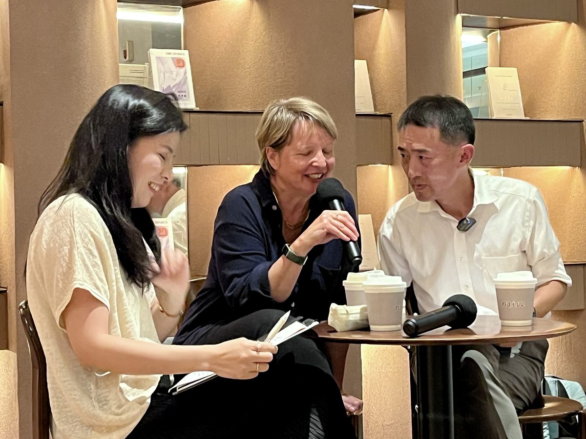 德国作家埃彭贝克首访中国 谈《凯罗斯》里的爱与历史裁决 2 62f97aa6c126819fd2895650ccc541304f7794f3ed9d2a77f00c3e6a79d9ec11 article