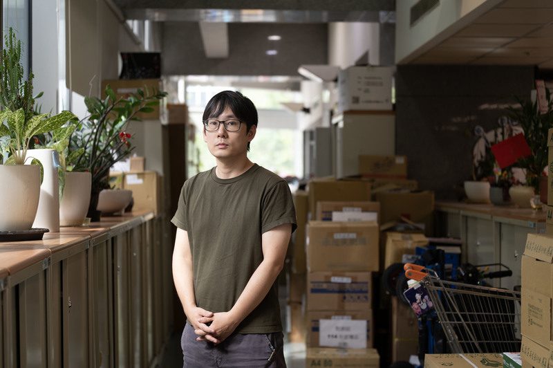 進入新北市社會局社會救助科10多年，科長郭宏昇為處理「有名無主」遺物費盡心思，從找家屬到推動預立遺囑。（攝影／楊子磊）
