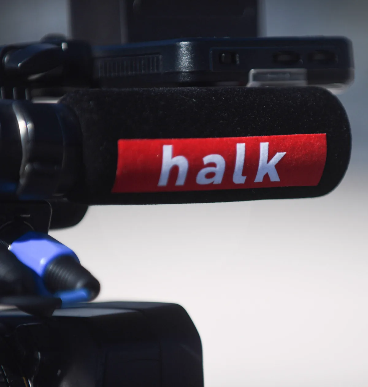 印有Halk TV台标的话筒