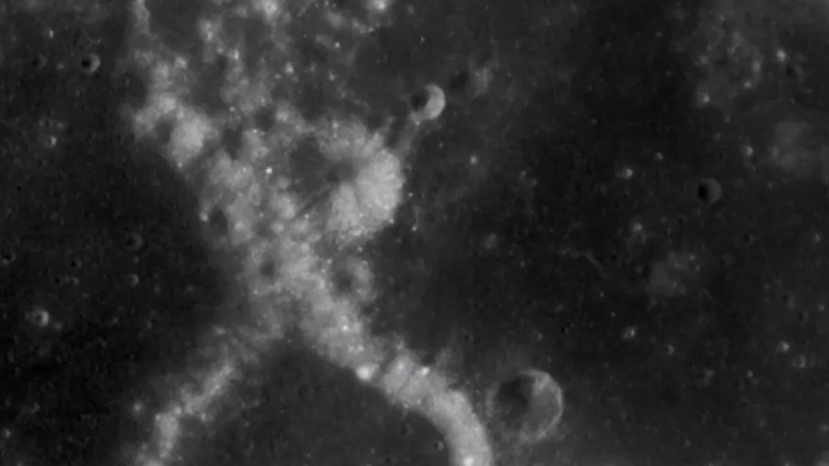 NASA的「月球勘測軌道飛行器」（Lunar Reconnaissance Orbiter）其實早在2024年5月就拍到這座位於月球正面的撞擊坑，研判是小行星或彗星碎片撞擊形成。（YouTube@NSpaceNews）