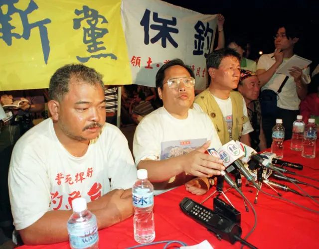 1998年6月24日，香港保钓行动委员会成员曾健成（左）及何俊仁（中）在台湾基隆举行记者会
