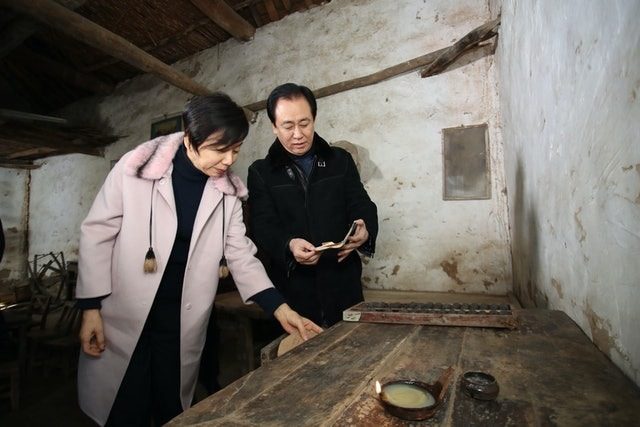 2018年，許家印與太太丁玉梅，回河南鄉下探親。（中國恒大官網圖片）