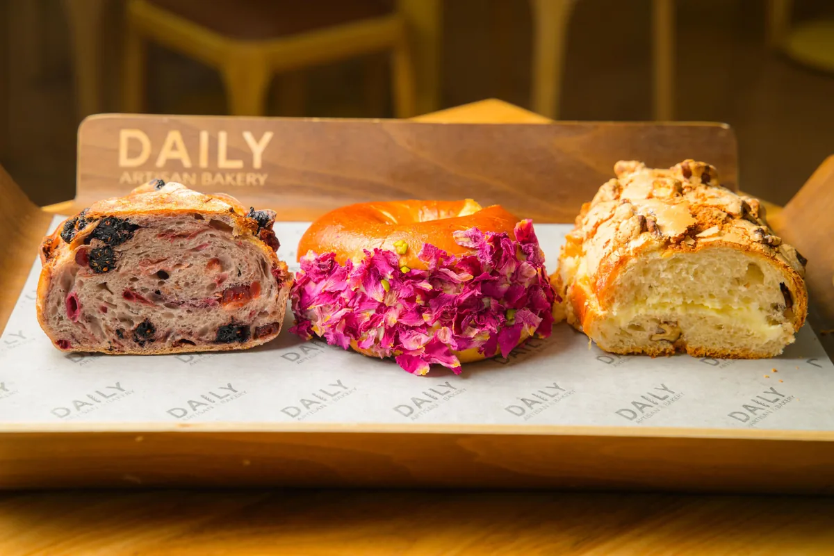 Daily Artisan & Bakery三大人气面包是桑椹玫瑰乡村面包（左起）、玫瑰乳酪贝果，及核桃法式牛油面包。（特约黄𬀩捷摄）