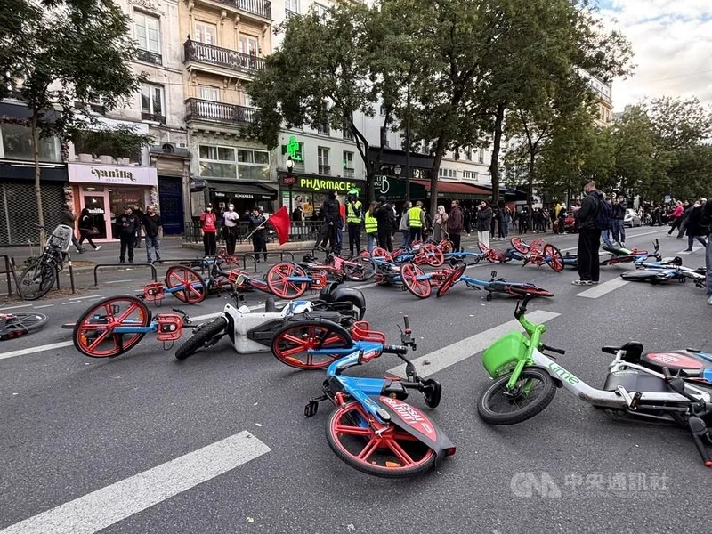 法國17日示威中，巴黎街頭多處出現以共享單車堆疊而成的路障。中央社記者曾依璇巴黎攝　115年10月20日