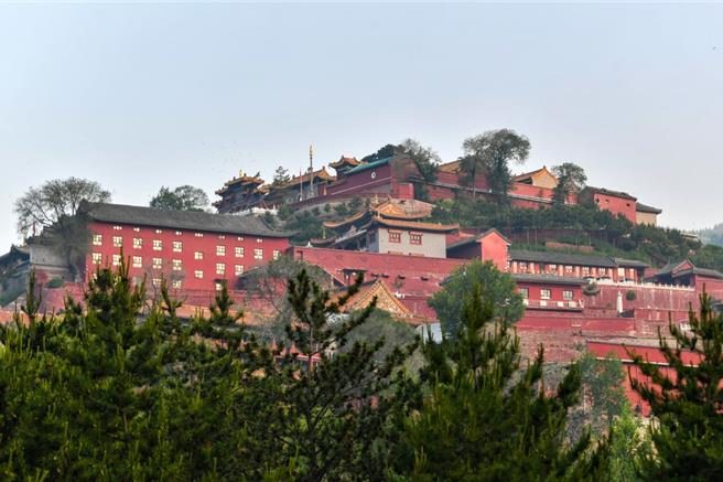 五台山清涼感回來了！陸整頓黃牛假和尚旅遊亂象。圖為五台山菩薩頂景區。（新華社）