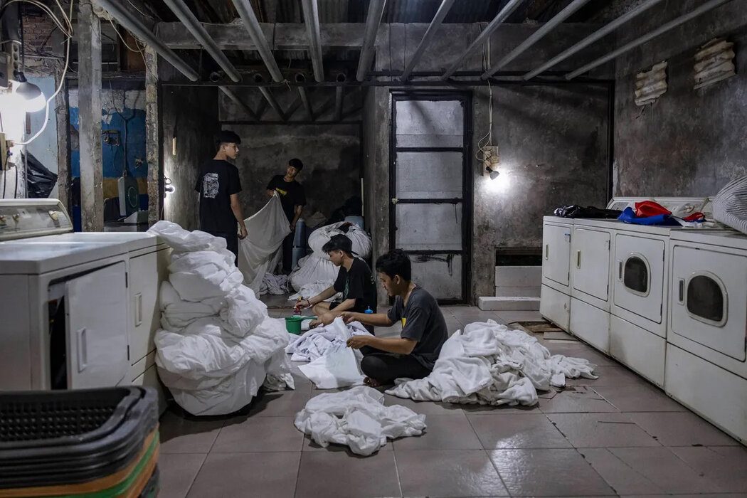 工人在雅加达一家商业洗衣店内洗涤纺织品。