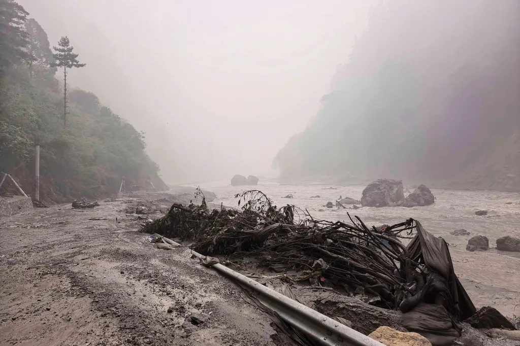 冰川崩塌引發巨大泥流順河而下，讓中國、尼泊爾邊境眾多村莊遭受重創。（美聯社）