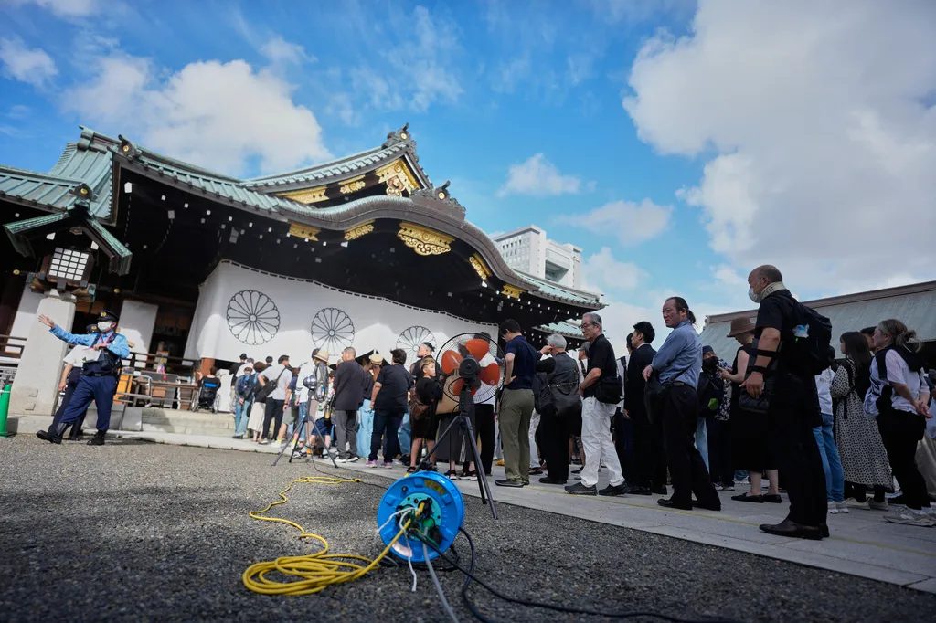大批日本民眾湧入東京靖國神社悼念家人。（美聯社）