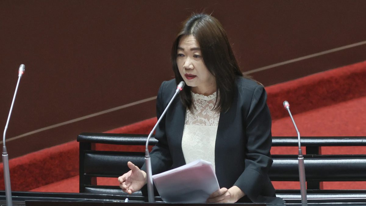 军人加薪方案何时出炉?她对比政院加码津贴「挟带国防预算」:就是不顾军警消 3 20260519-立委馬文君19日在立法院質詢。(柯承惠攝)