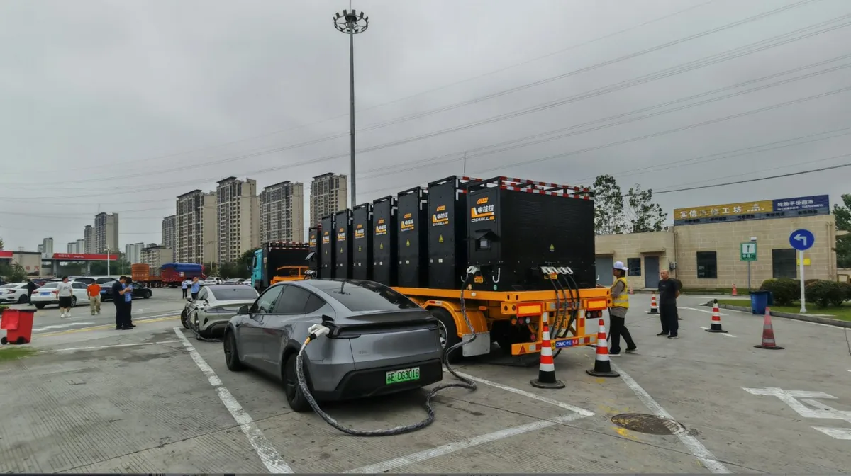 国庆高速服务区现"移动充电站" 一台货车同时快充8辆车 1 安徽、江蘇多個服務區引入「移動充電站」。(微信@積木DLL)