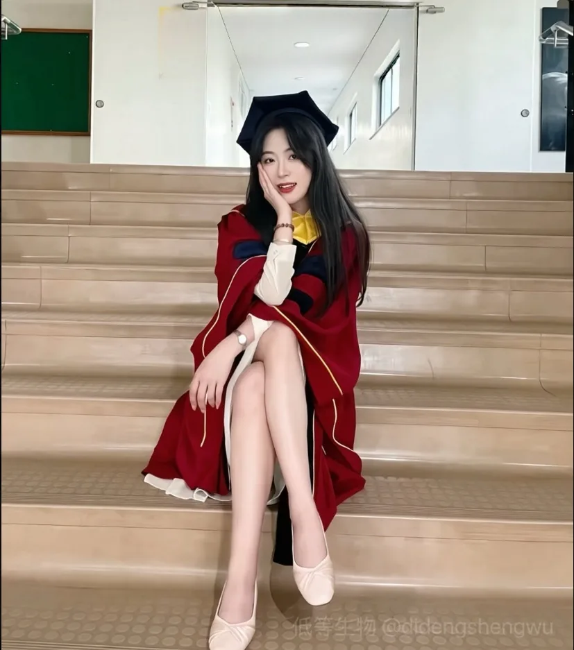 中国女留学生在韩遭肢解弃尸案开审 疑犯被控曾骚扰多名女留学生 2 2026年8月27日,韓國警方表示,已正式逮捕涉嫌殺害25歲中國籍女研究生並肢解棄屍的30多歲中國籍鄭姓男疑犯。大邱警方已派人前往疑犯供述的多個地點尋找被遺棄的屍體。此外,警方正進一步調查疑犯供稱的犯案動機是否屬實。鑑於犯罪手段極為殘忍,警方正考慮對疑犯進行精神病檢測。圖為女受害人照片。(網絡圖片)