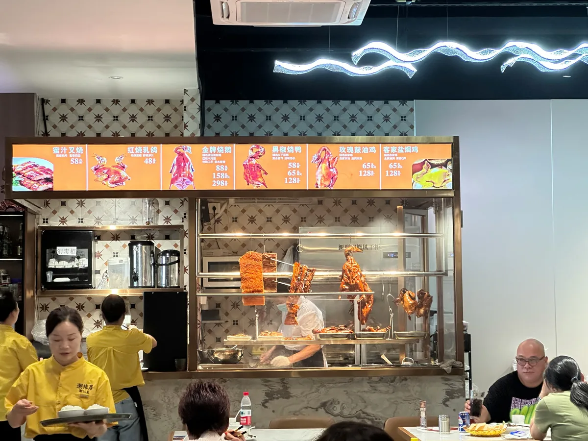 為吸引港客，潮汕菜館還向香港顧客贈送菜式。（許靖雯 攝）