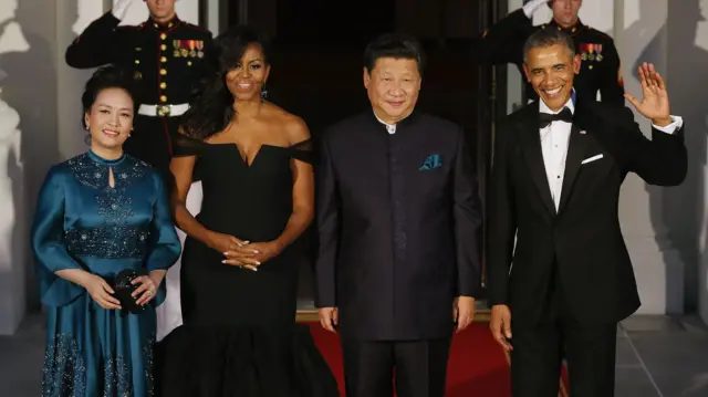 （从左至右）彭丽媛、米歇尔·奥巴马、习近平与巴拉克·奥巴马进入宴会厅前在白宫北门廊让媒体记者拍照（25/9/2015）