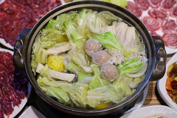 曾获必比登推荐的尚牛二馆搬北屯 温体牛钻石肉角有嚼劲 35 ▲▼台中北屯尚牛二館溫體牛肉鍋、牛肉盤與牛筋鍋底。(圖/《飛天璇的口袋》授權提供)