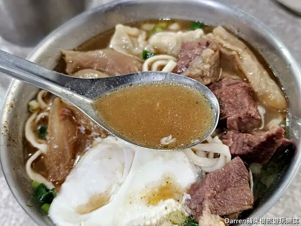 ▲▼台北大安古亭潮州街林記牛肉麵的半筋肉麵與免費加湯。（圖／《DARREN蘋果樹旅遊玩樂誌》授權提供）