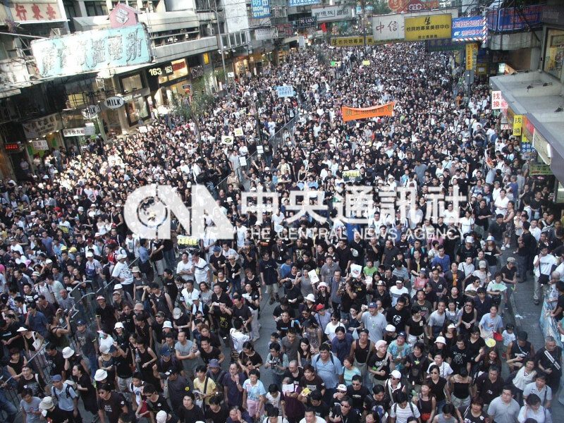2003年7月1日民主派號召上街遊行反對基本法23條立法。（中央社檔案照片）