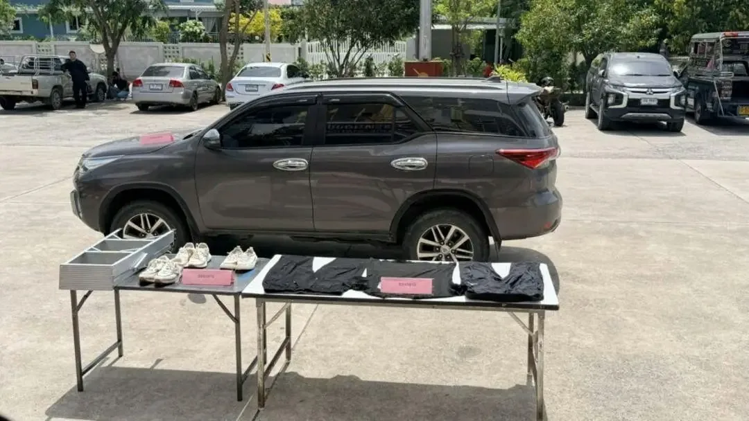 5中国籍男子芭堤雅持枪劫掠810万财物 6小时内逃离遭通缉 2 當地警方接報後,立即調取疑似逃逸路線沿線的閉路電視錄像,最終在距離案發地約3公里的芭堤雅中天9巷路段,發現一輛被遺棄的豐田Fortuner越野車。(封面新聞)
