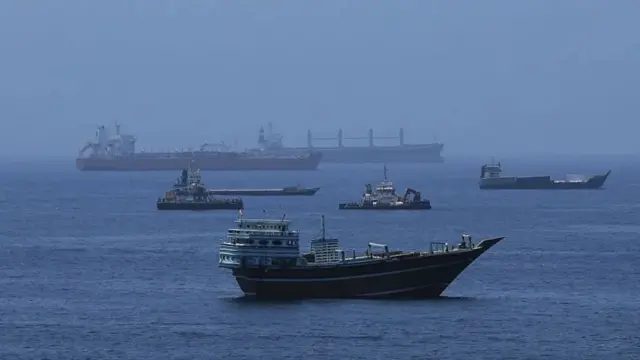 2026年6月商船和原油油轮停泊在海面上，准备通过至关重要的霍尔木兹海峡（荷莫兹海峡）。