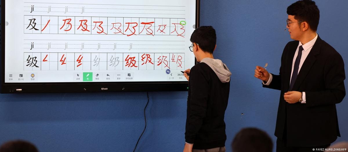 AI会翻译?去洋化?中国"取消英文主科"激辩 1 沙特阿拉伯的一所学校正在上中文课。