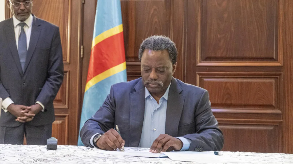 Image d'archive / Afrique - RD Congo : l'ancien président congolais Joseph Kabila signant les documents qui actent la création du Front pour la refondation de la nation (FRN), mouvement politico-militaire, le 12 octobre 2026 à Goma, dans l'Est de la RDC.