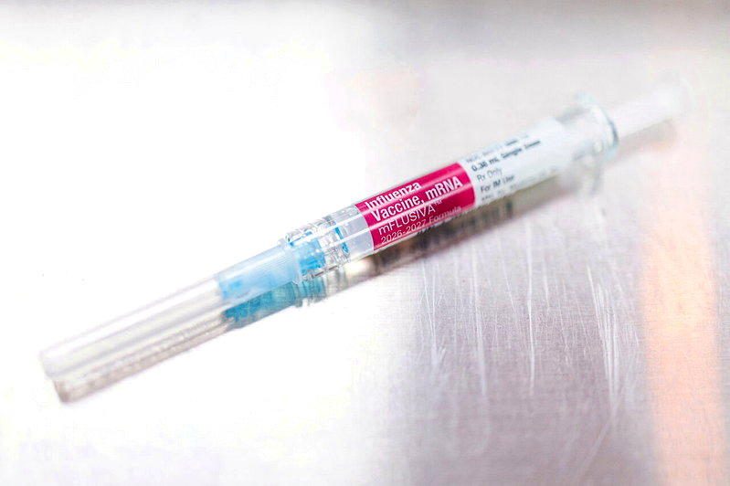 莫德納首款利用信使核糖核酸技術製成的流感疫苗「mFlusiva」已在藥局上市。但...