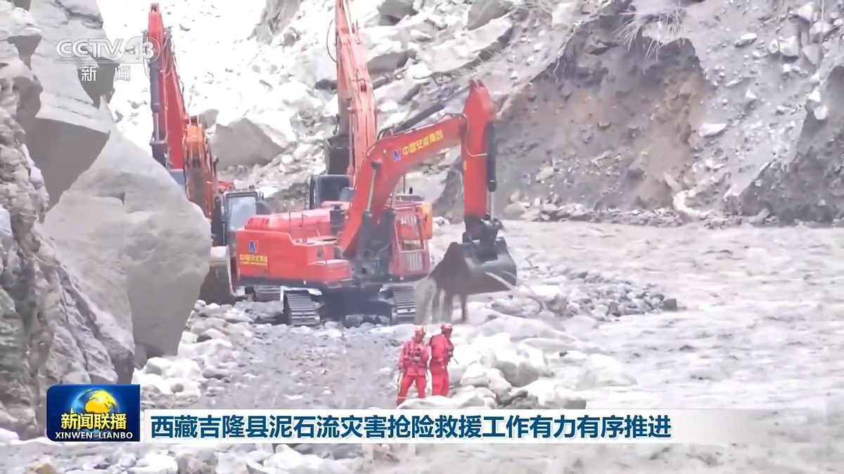 現場採取「人停機不歇」的方式搶通救援通道。（央視）