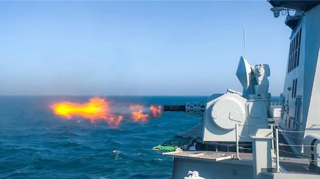 寧德艦最新訓練畫面曝光共軍東部戰區強化海軍編隊協同與應急處置。圖為寧德艦副炮射擊。（大陸央視）