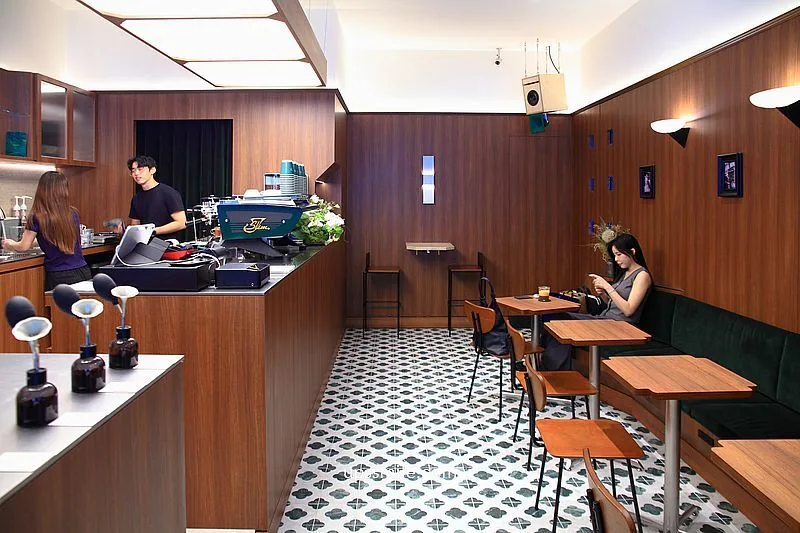 ▲▼Caffè Fortuna走木質調風格，也是寵物友善咖啡廳。（圖／《UPSSMILE向上的微笑萍子》授權提供）