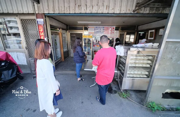 台中司机爱店下午也排队!大肚手工肉包 尤其蛋黄款最抢手 2 ▲▼台中大肚品香手工肉包蛋黃肉包、鮮肉包與蔥花捲。(圖/《Nini and blue 玩樂食記》授權提供)