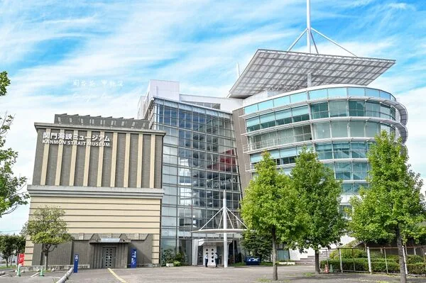 北九州关门海峡博物馆4楼咖啡厅 大片落地窗看门司港海景 1 ▲▼北九州門司港kuu coffee海景咖啡廳與關門海峽景觀。(圖/《周花花》授權提供)