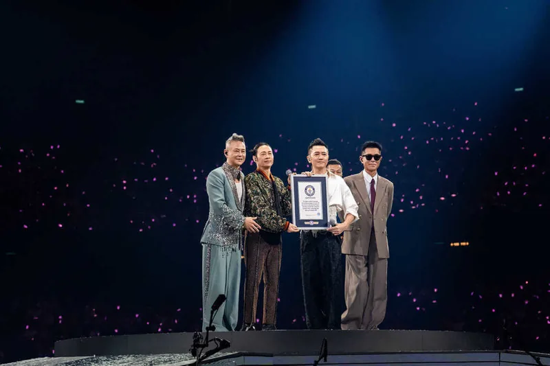 香港天團草蜢25日在澳門舉辦「GRASSHOPPER THREE IN LOVE CONCERT」，獲頒金氏世界紀錄認證外，香港男星古天樂（右1）也現身擔任嘉賓。（Lam & Lamb、寬魚國際提供）中央社記者王心妤傳真　115年10月26日
