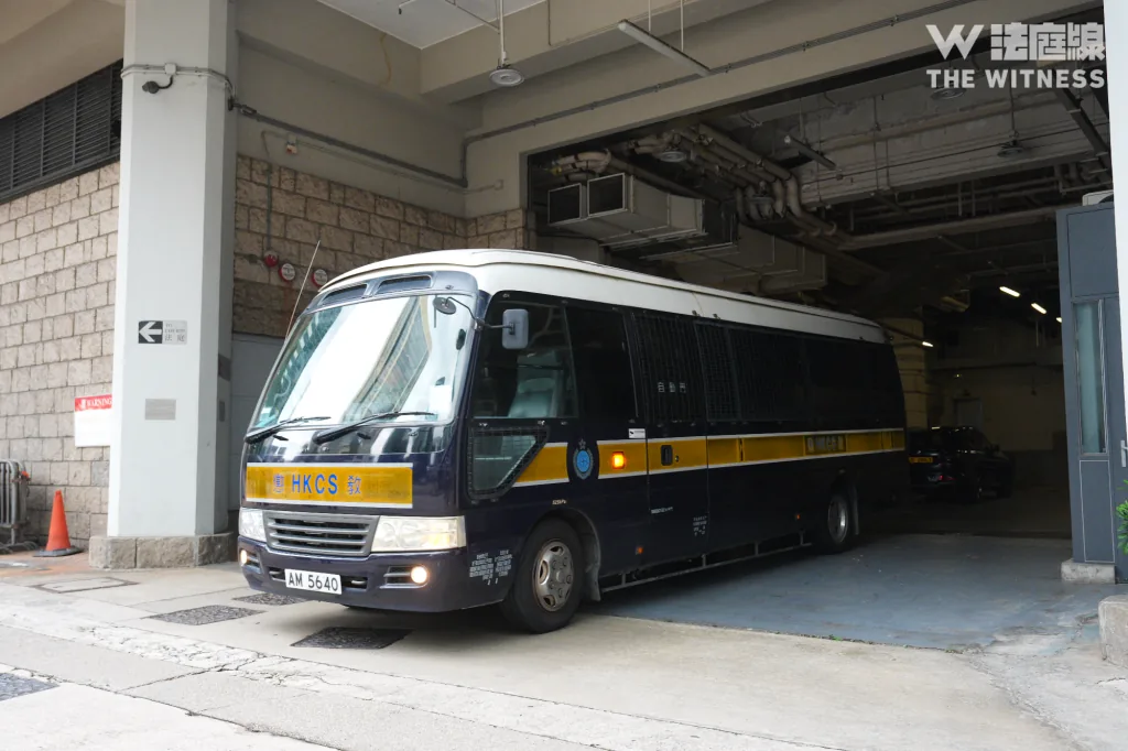 3 名被告下午由囚車押送離開高等法院。（攝：Curtis Lo）