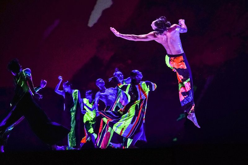 雲門舞集經典舞作「十三聲」問世10週年，作品取材自藝術總監鄭宗龍成長的台北艋舺，融合廟會、民間信仰、市井聲響與街頭文化，透過鮮明色彩與舞蹈語彙呈現台灣意象。（雲門舞集提供）中央社記者林尚縈柏林傳真　115年9月8日